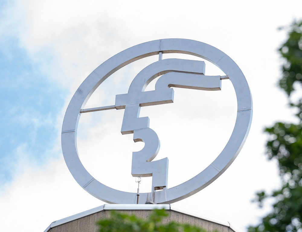 Messe-Symbol Feist auf einem Gebäudedach vor blauem Himmel