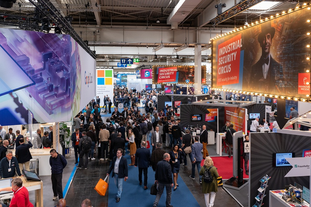 Besuchermesse auf der Hannover Messe Industrie (HMI) mit Ständen von Google, Microsoft und Industrial Security Circus