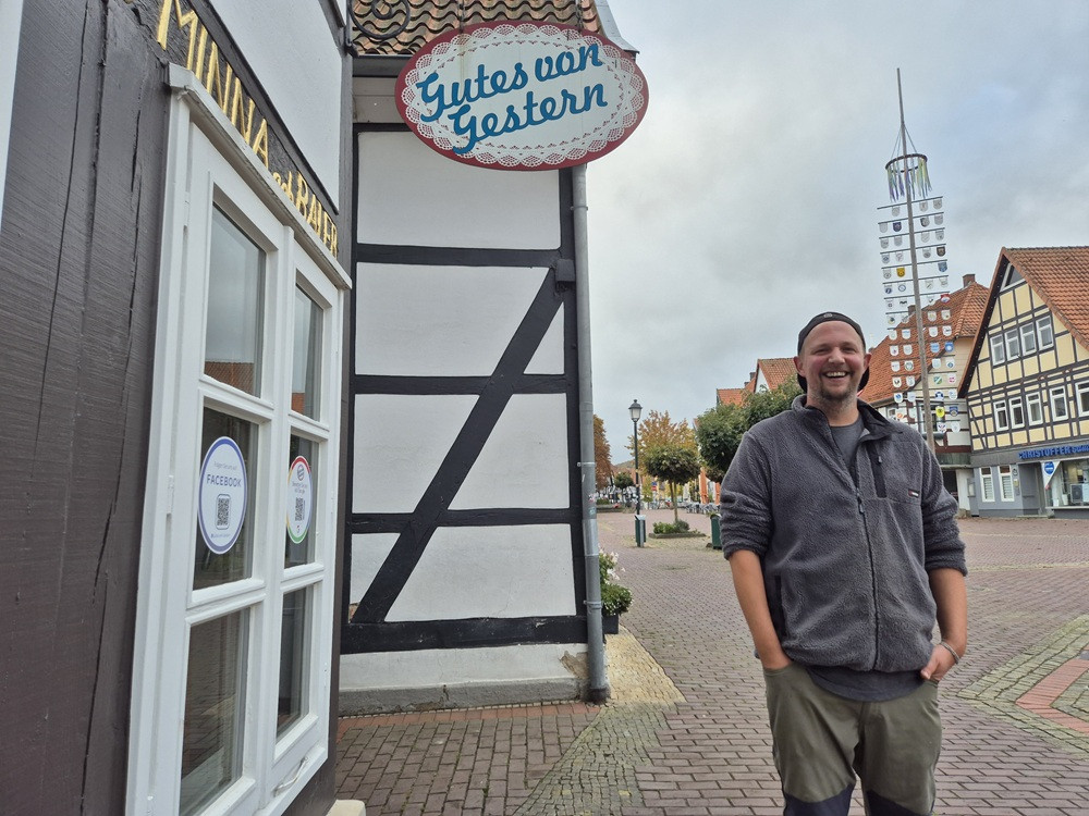 Fachwerkhaus in Lüders mit Schild 'Gutes von Gestern' und Blick auf die historische Straße