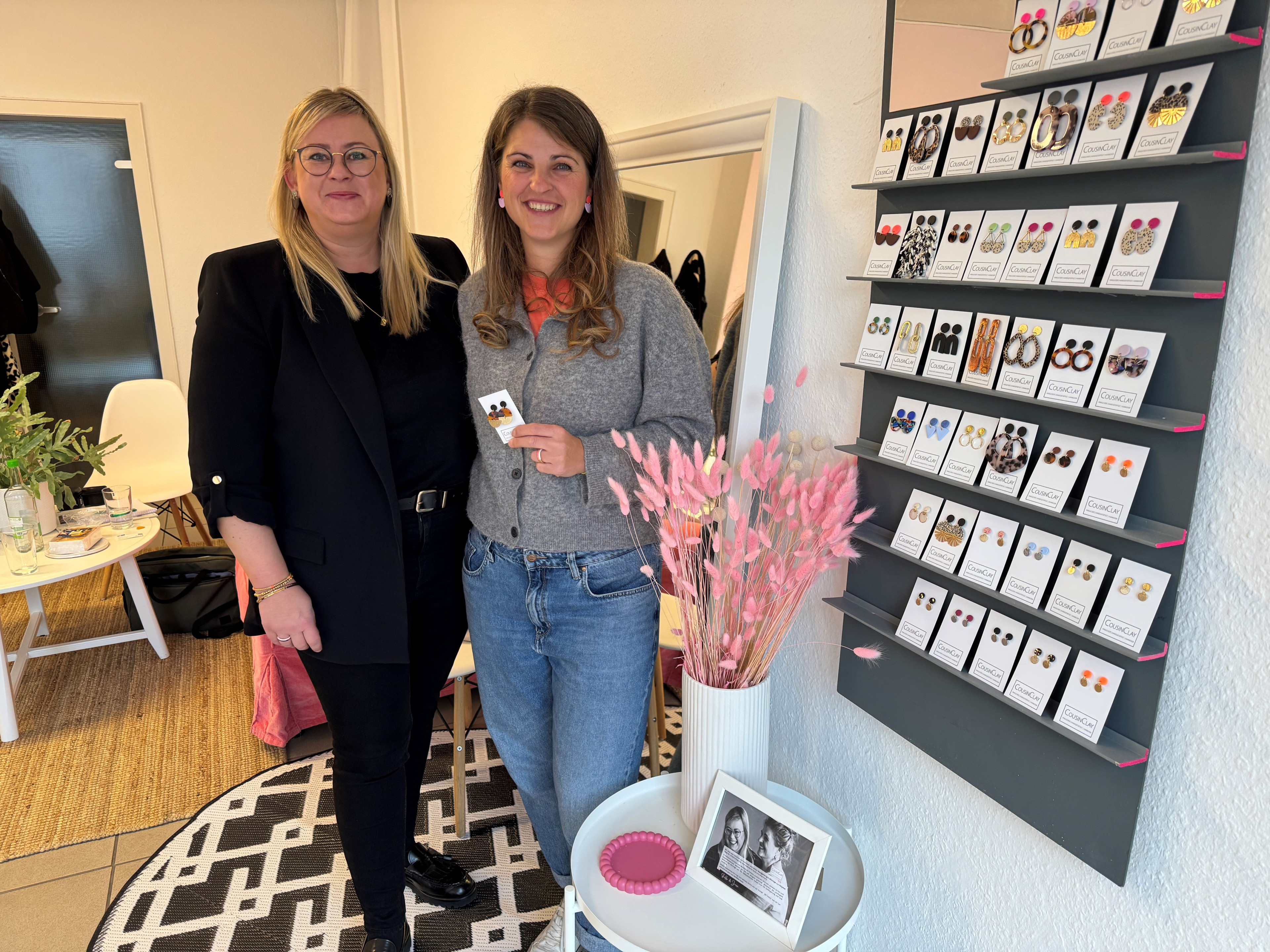 Zwei Frauen im CousinClay Schmuckladen mit einer Auswahl an handgemachten Ohrringen