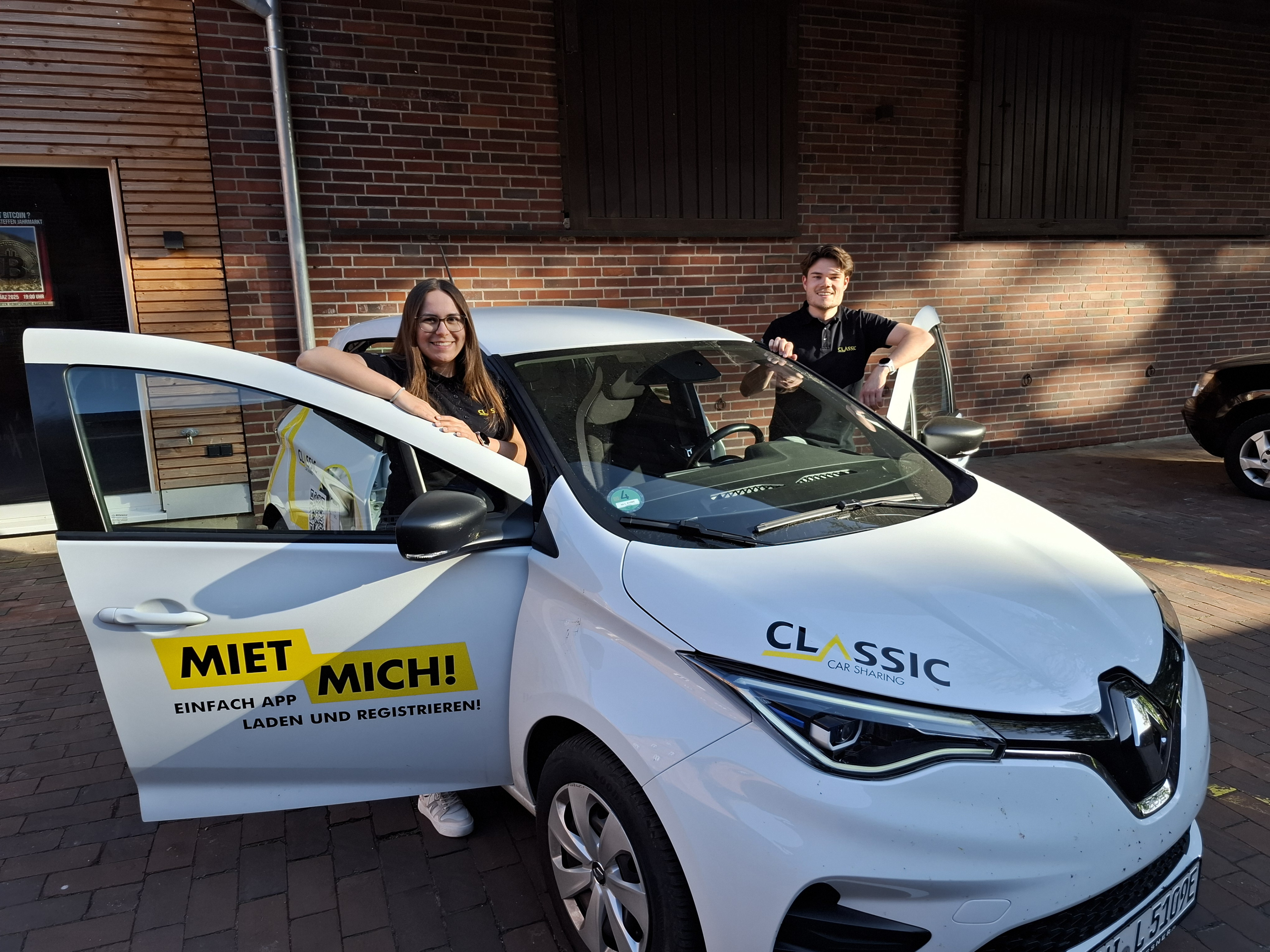 Classic Car Sharing Fahrzeug in Martfeld mit Werbeaufschrift 'Miet mich!'