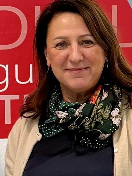 Porträt von Kibs Eckhoff vor rotem Hintergrund