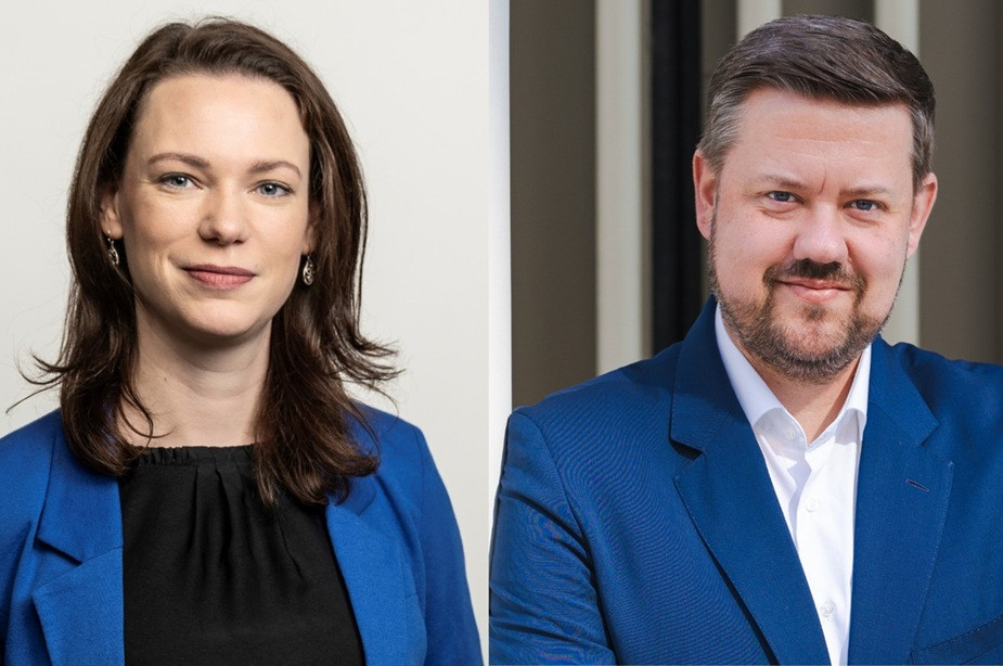 Lina Thimm und Denni Klein von RND in blauen Blazern vor hellem Hintergrund