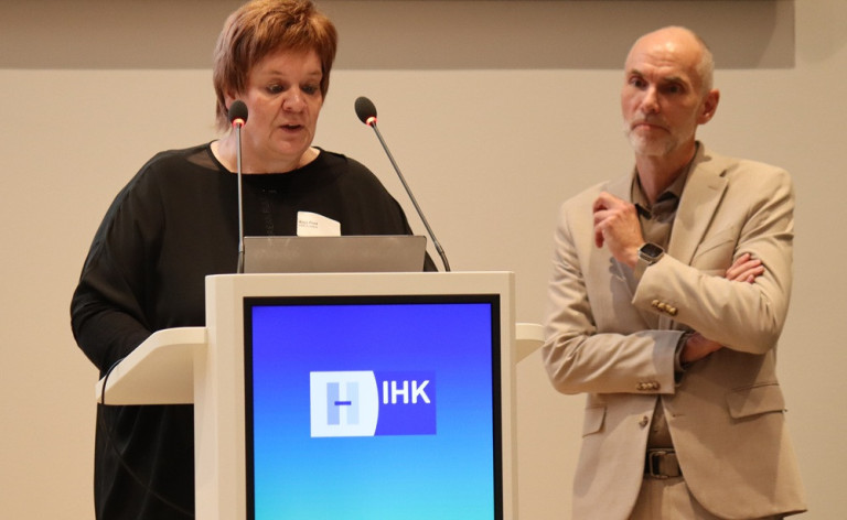 Vortrag bei der IHK mit Post und Döring am Rednerpult