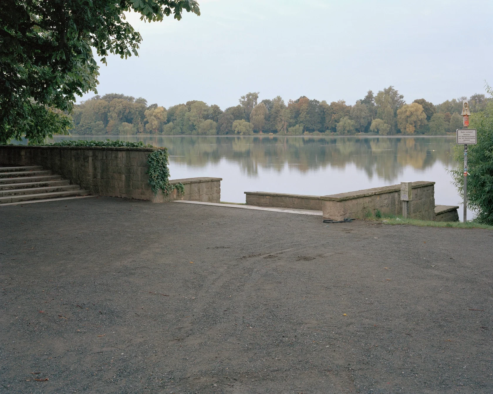 Uferpromenade am See in Hannover, fotografiert von Julius Schien am 31.10.2012, Serie 'Rechtes Land', mit Blick auf das ruhige Wasser und herbstliche Bäume.