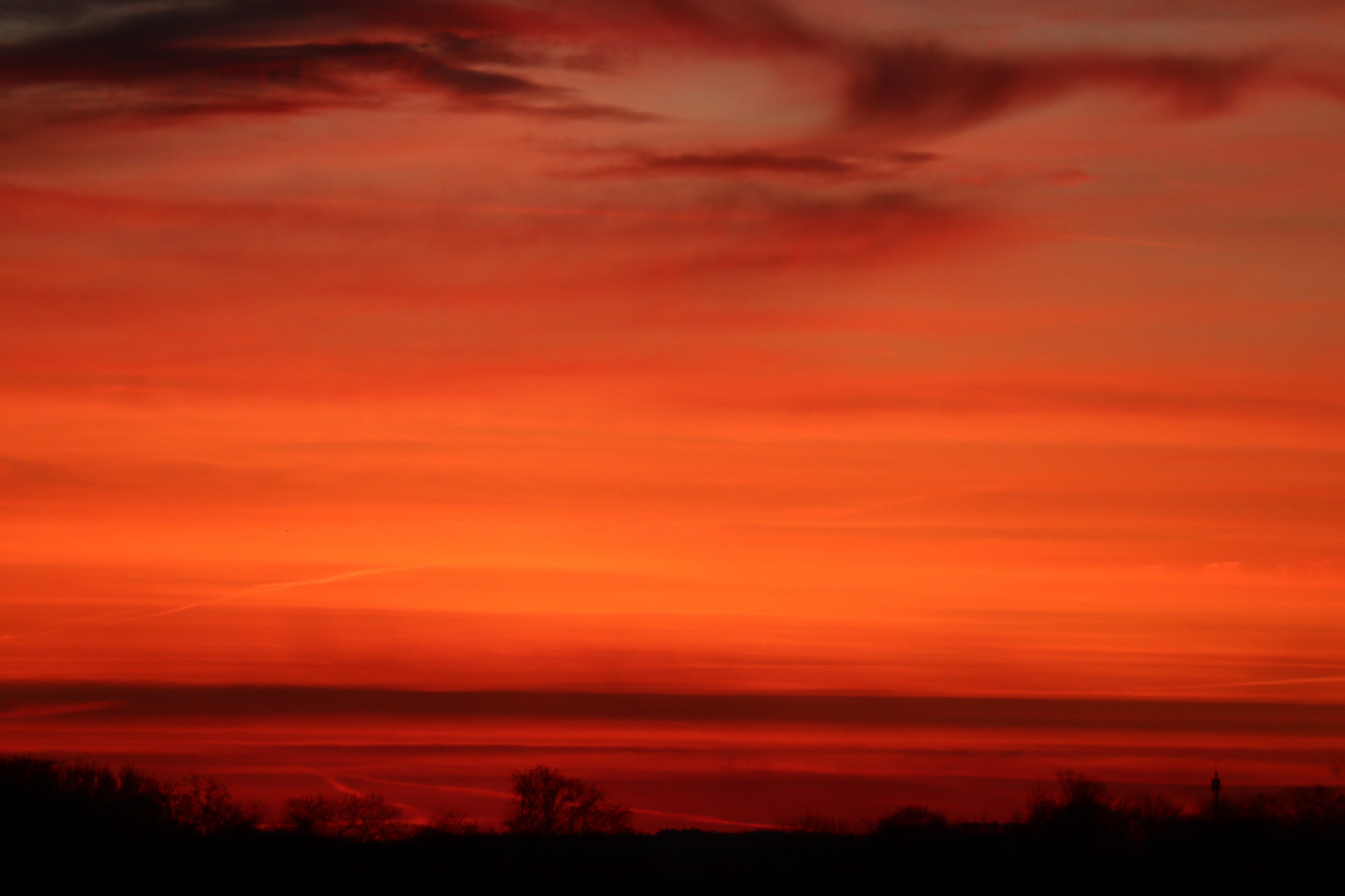 Foto für Doppelseite im LinkedIn-Format mit Sonnenuntergang und orangen Wolken am Himmel
