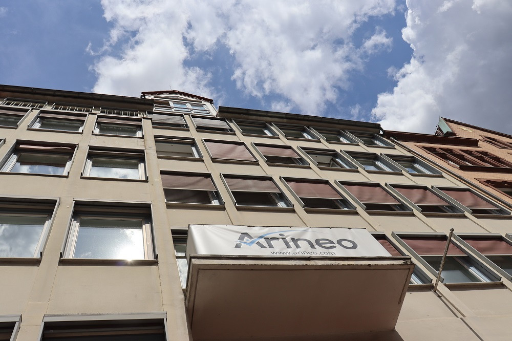 Firmengebäude von Arineo mit Banner, im Zusammenhang mit Spende