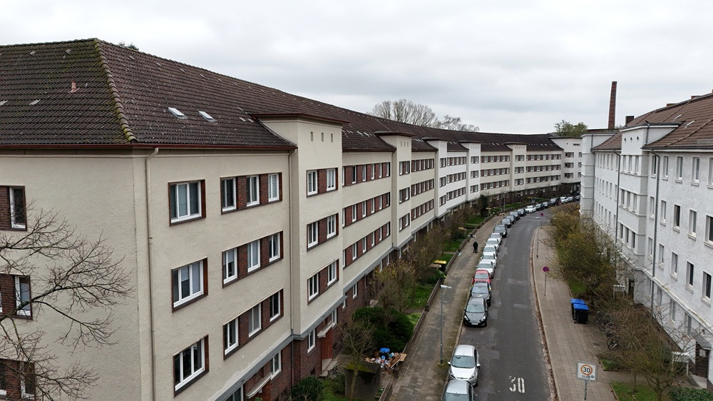 Wohnquartier mit mehrstöckigen Mietshäusern und parkenden Autos – nero Foto