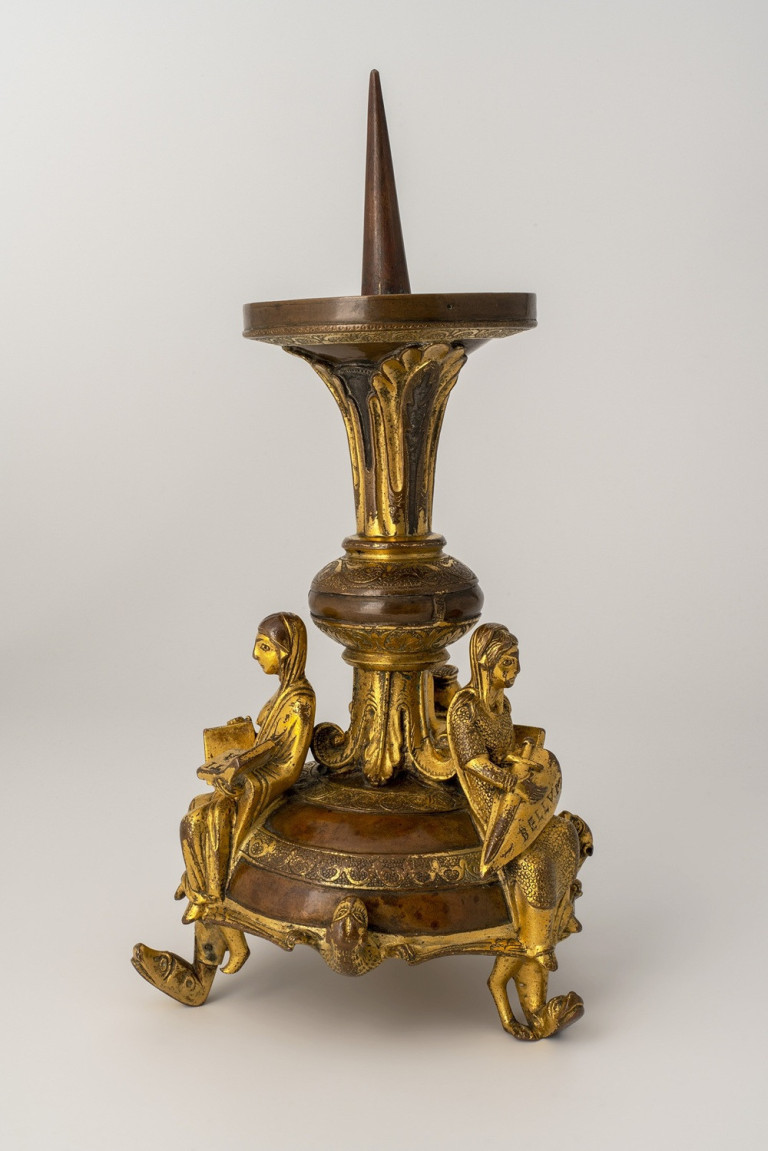 Kontinenteleuchter – kunstvoll verzierter antiker Leuchter mit Figuren Antiker Kontinenteleuchter aus vergoldetem Metall mit detailreichen Figuren und Verzierungen