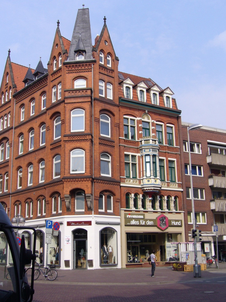 Rissmann – alles für den Hund: Geschäft im historischen Gebäude in der Innenstadt Historisches Gebäude mit dem Geschäft Rissmann – alles für den Hund in der Innenstadt