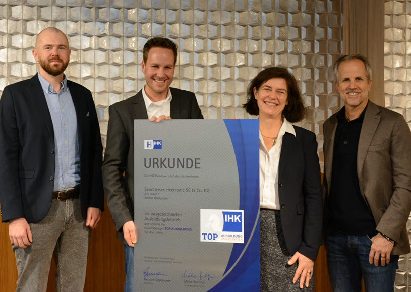 Gruppenfoto mit IHK-Urkunde für TOP Ausbildung, Sennheiser electronic SE & Co. KG, ausgezeichnet als Ausbildungsbetrieb