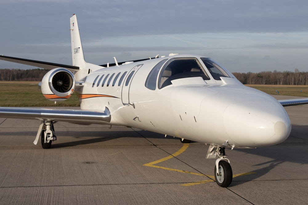 Privatjet mit Kennzeichen DCAWT auf dem Rollfeld