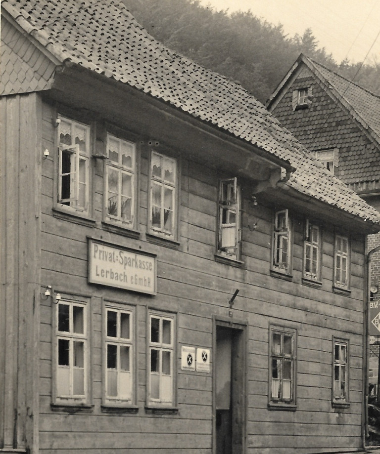 Privat-Sparkasse Lerbach eGmbH in Lerbach, historisches Foto von 1955 Historisches Foto der Privat-Sparkasse Lerbach eGmbH im Jahr 1955 in Lerbach