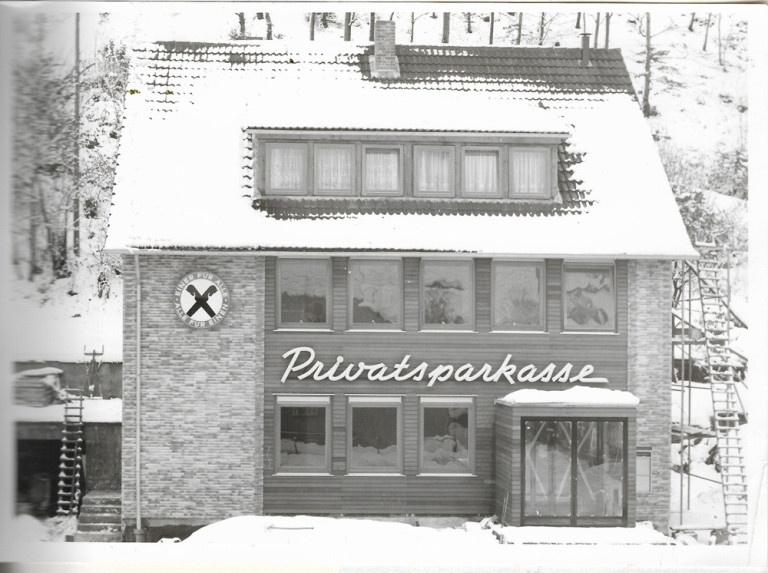 Privatspakasse Lerbach 1965 – Neubau im Winter Neubau der Privatspakasse in Lerbach im Winter 1965