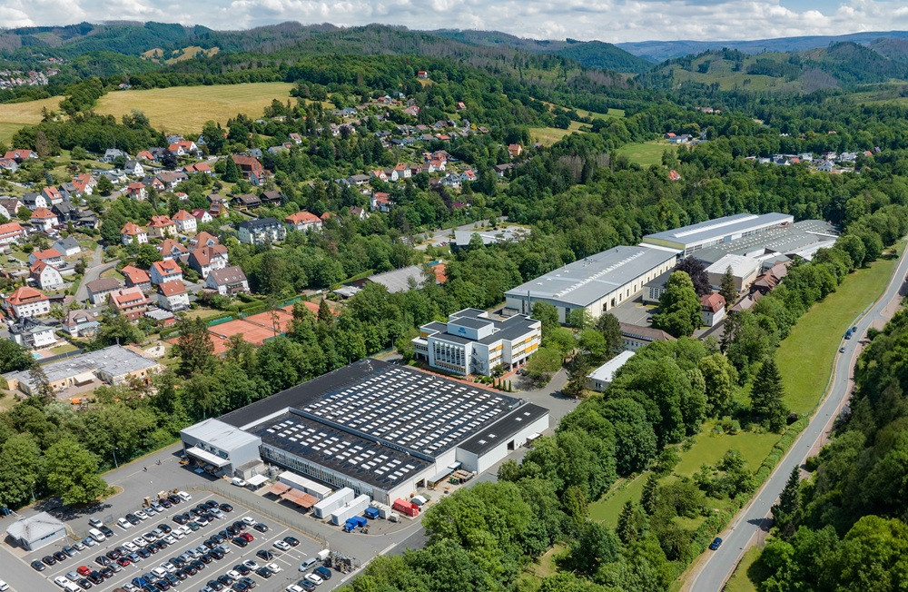 Luftaufnahme von Osterode am Harz mit Industriegebäuden und umliegender Landschaft