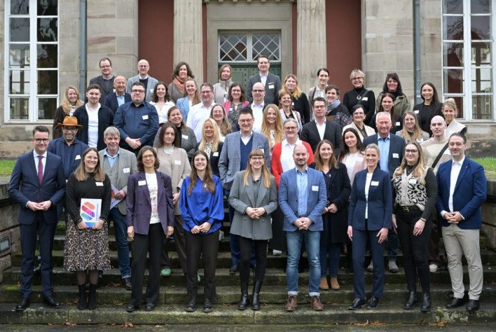 Gruppenfoto der Teilnehmer des TOPAS 2025 Events vor einem historischen Gebäude