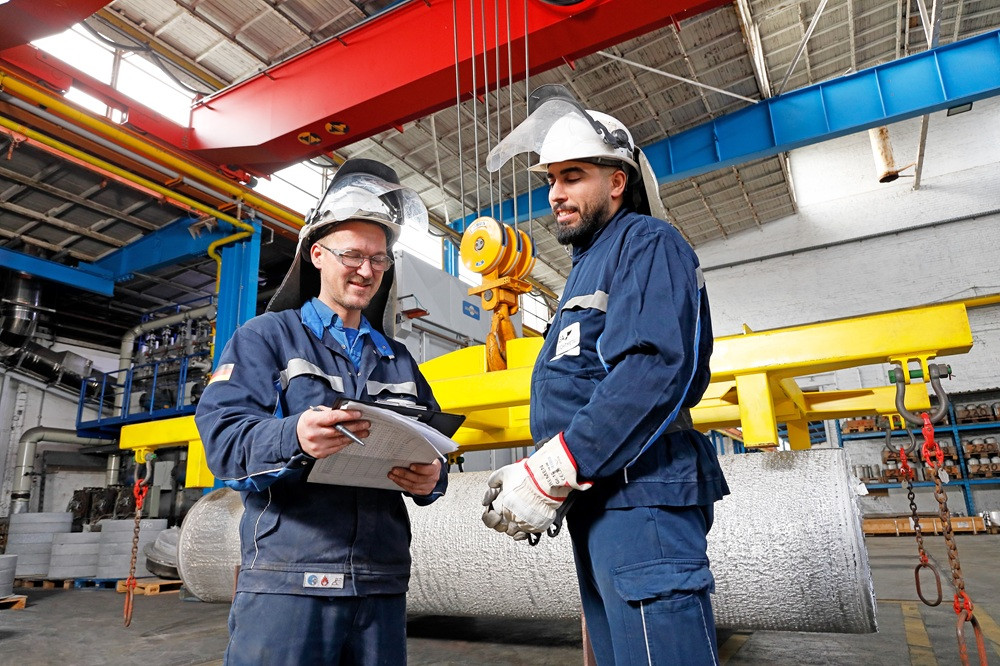 Mitarbeiter in Schutzkleidung bei der EGA Leichtmetall Produktion in einer Industriehalle