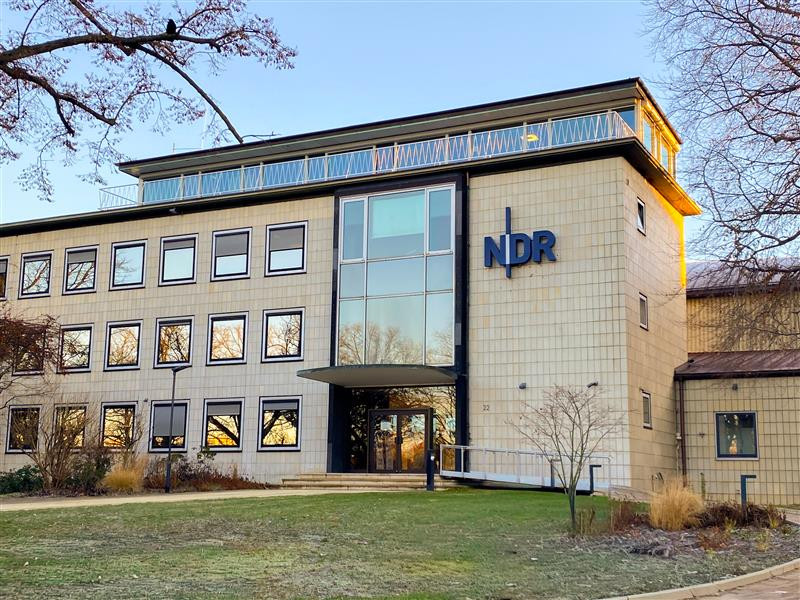 Gebäude des NDR mit enercity Bezug, moderner Eingangsbereich und Glasfassade