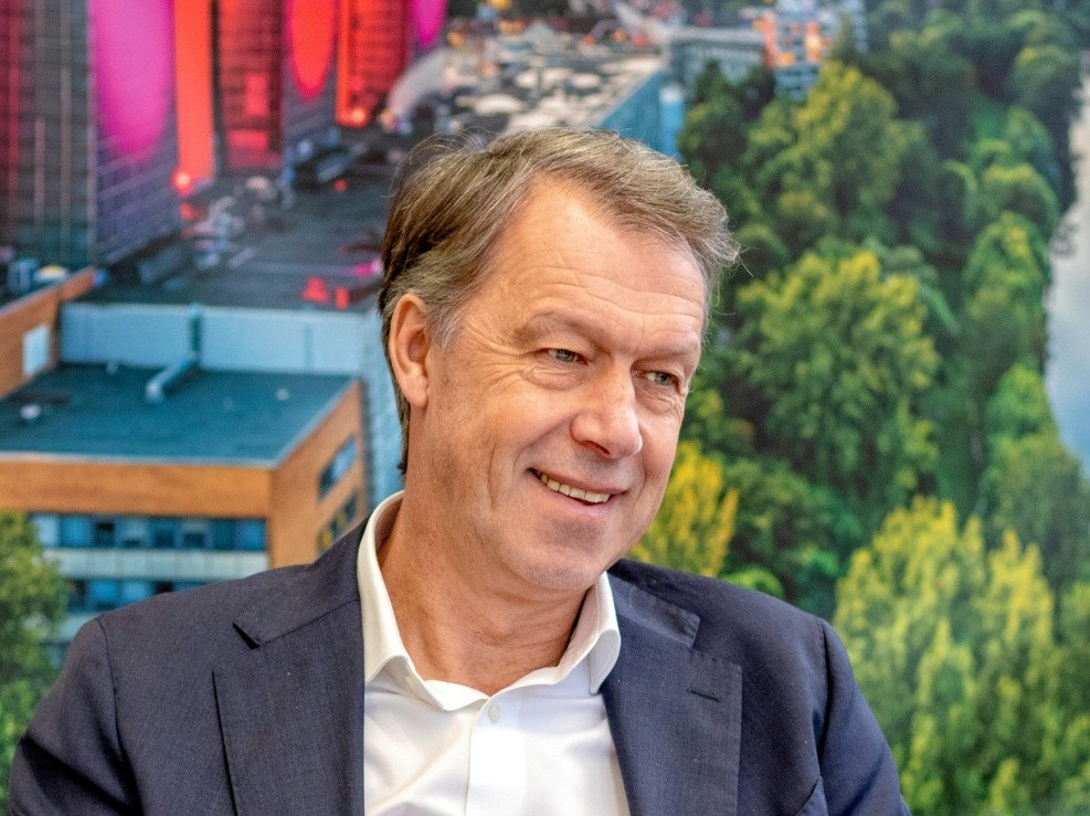 Hans Nolte von HMTG vor Stadt-Hintergrund