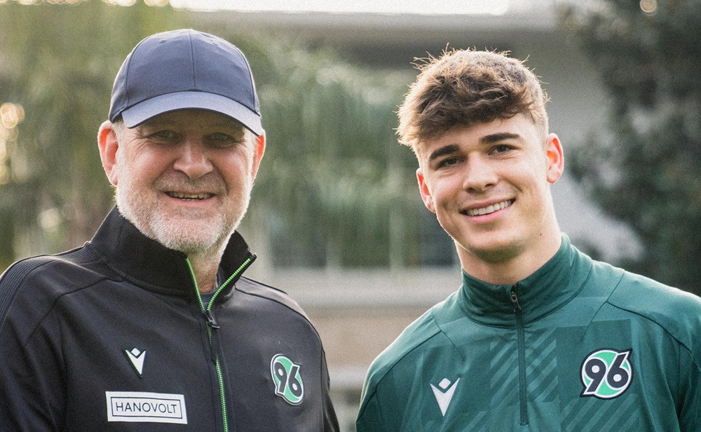 Jörg Schmadtke bei Hannover 96, Trainingsjacke mit Vereinslogo