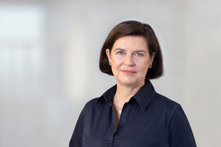 Silke Richter Portraitfoto in dunkler Bluse vor hellem Hintergrund