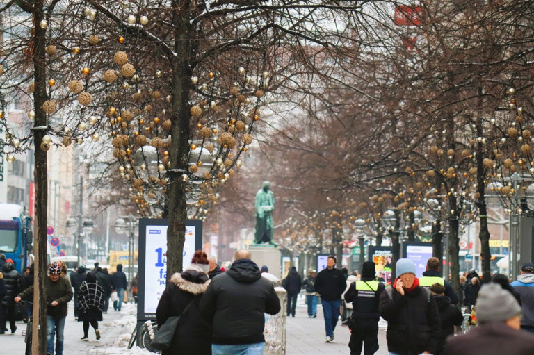 Winterlicher Blick auf die Georgstraße in Hannover mit Passanten und geschmückten Bäumen