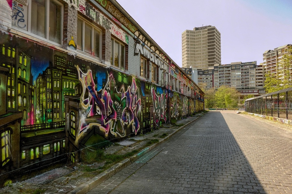 Bunte Graffiti-Kunst an einer Hauswand in einer urbanen Umgebung, aufgenommen bei Tageslicht