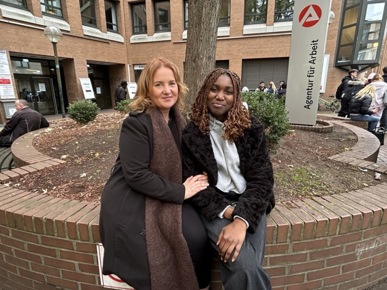 Lena Hydara und Begleitung vor der Agentur für Arbeit in Deutschland, Foto von SKL