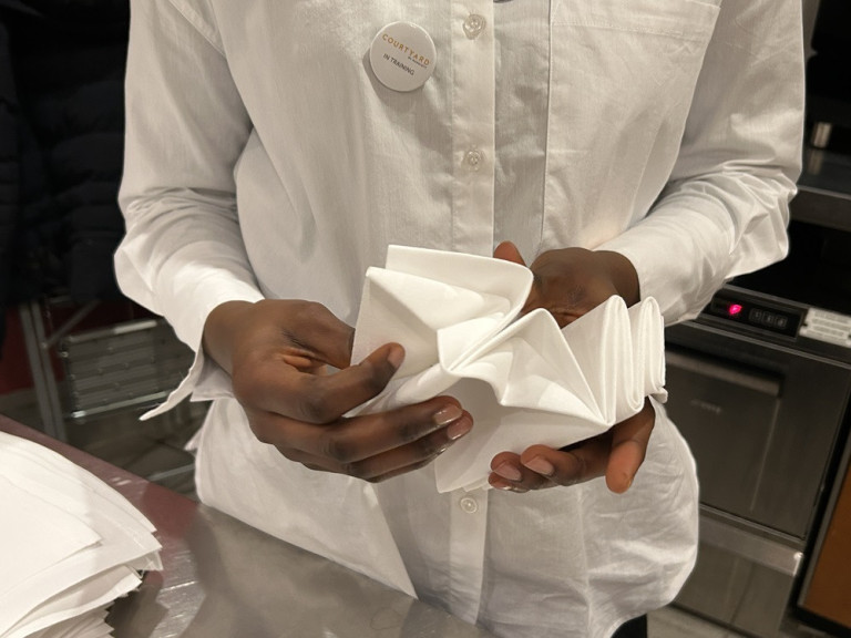 Biga Lena Hydara faltet Serviette im Courtyard Hotel, Foto von SKL