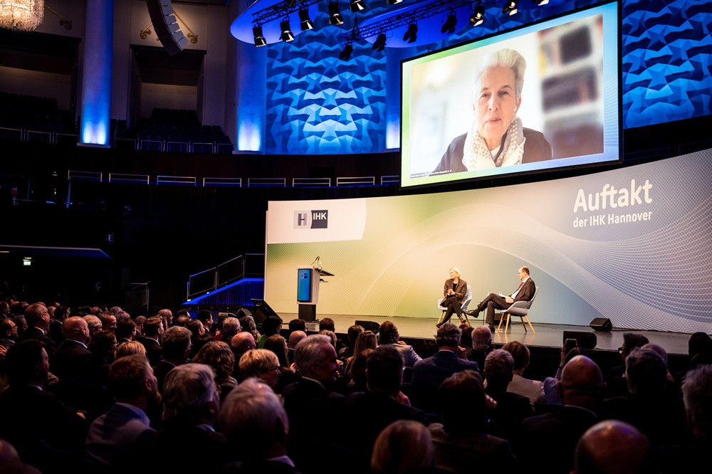 Auftakt-Schalte der IHK mit Podiumsdiskussion und Publikum in einem modernen Veranstaltungssaal