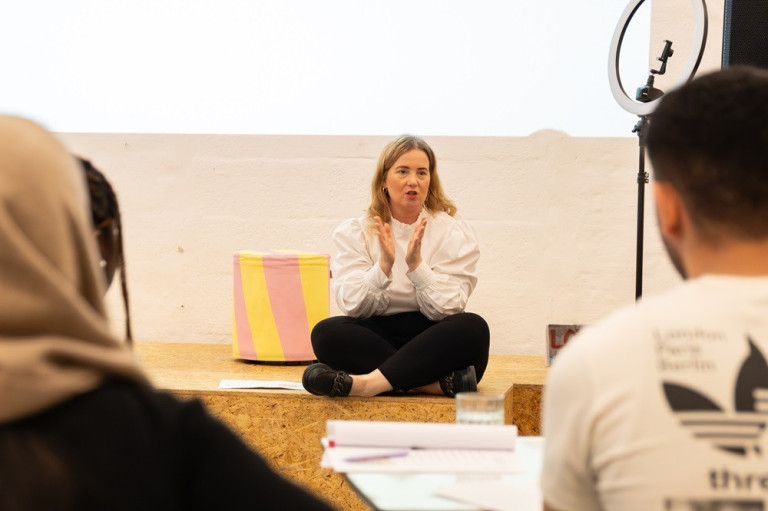 Anna Immoor aus dem Welcome & Business Center begleitete die Jugendlichen durch den Workshop. Foto: Saskia Stöhr