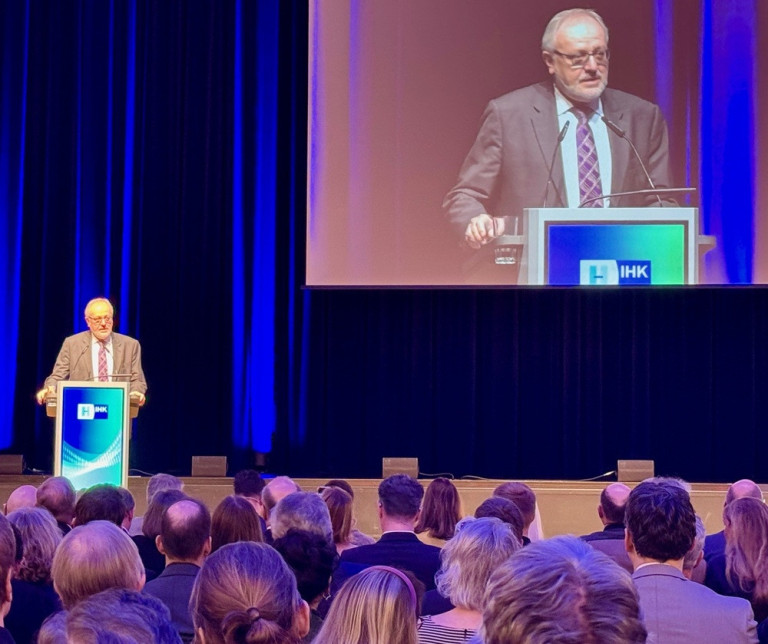 IHK Veranstaltung in Göttingen mit Redner am Podium vor Publikum