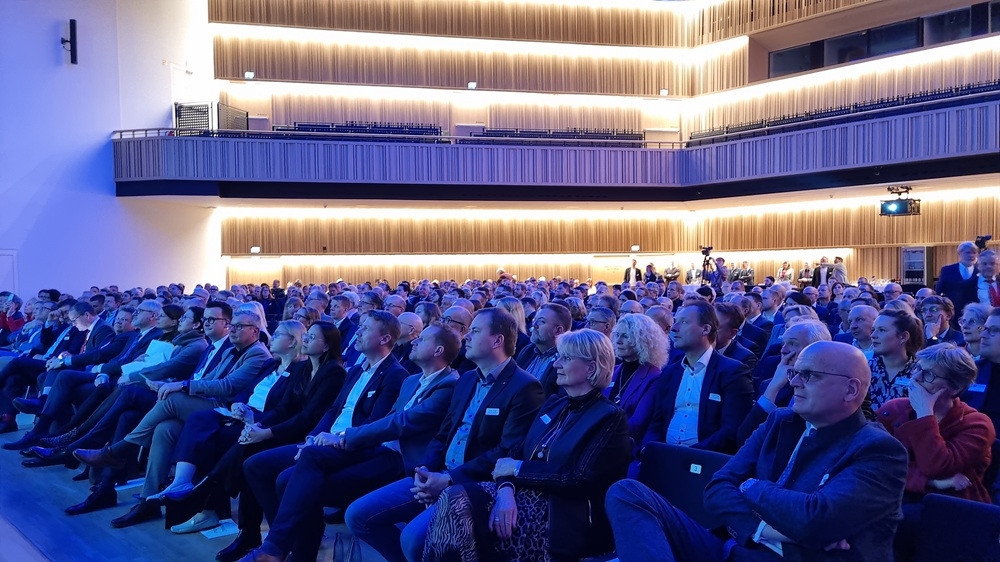 Publikum bei einer Veranstaltung im modernen Saal, aufmacher-goe-2