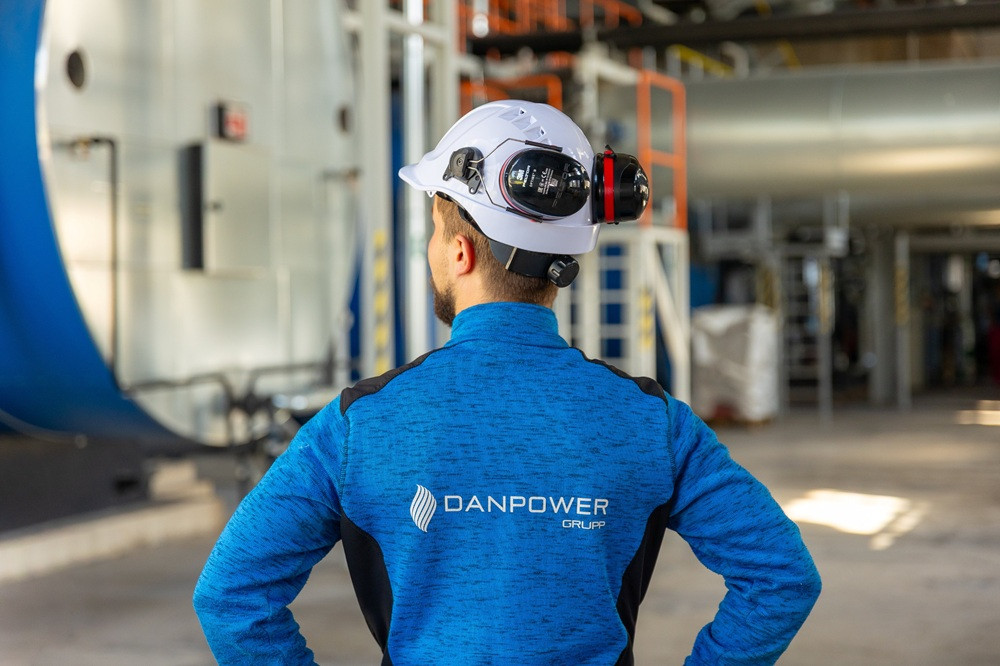 Mitarbeiter der Danpower Gruppe mit Schutzhelm in einer Energieanlage von SW Energia