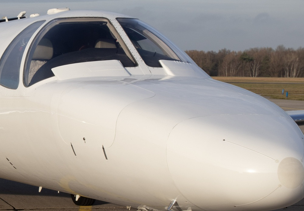 dcawt-2 Ausschnitt eines weißen Privatjets auf dem Rollfeld