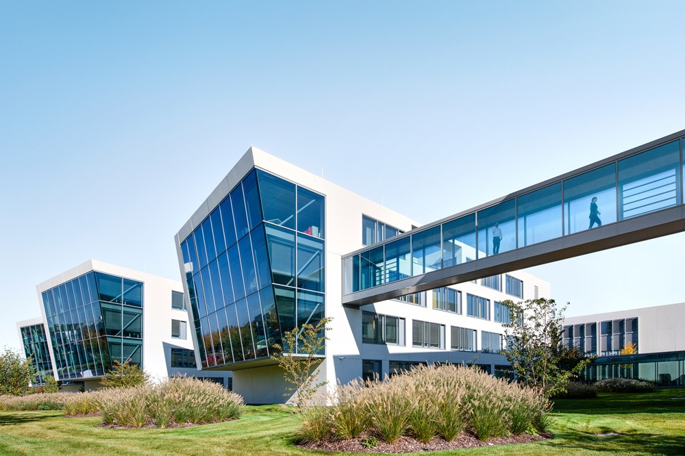 Moderne Architektur des Sartorius Campus mit Glasfassade und Skywalk bei Tageslicht