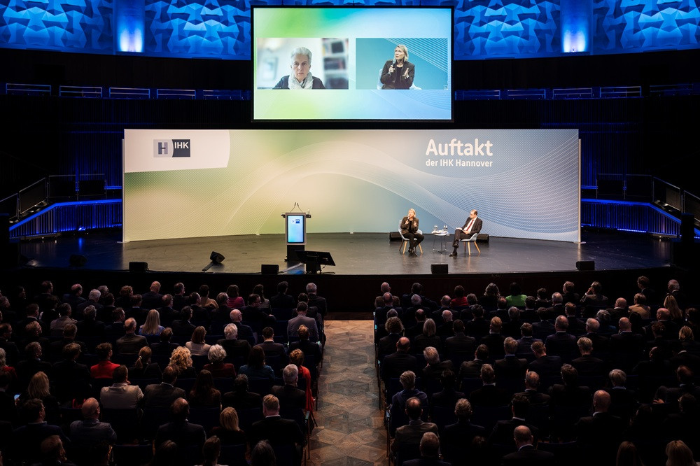 Podiumsdiskussion beim Auftakt der IHK Hannover mit Publikum und Videokonferenz, webmagazin-diskussion-web