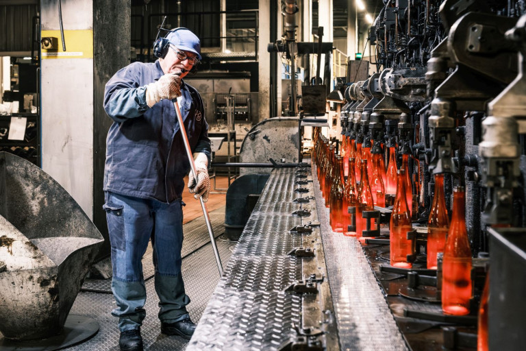 Mitarbeiter bei der Glasproduktion in der Ardagh Group, Flaschenherstellung in industrieller Fertigungshalle, IHK 2026