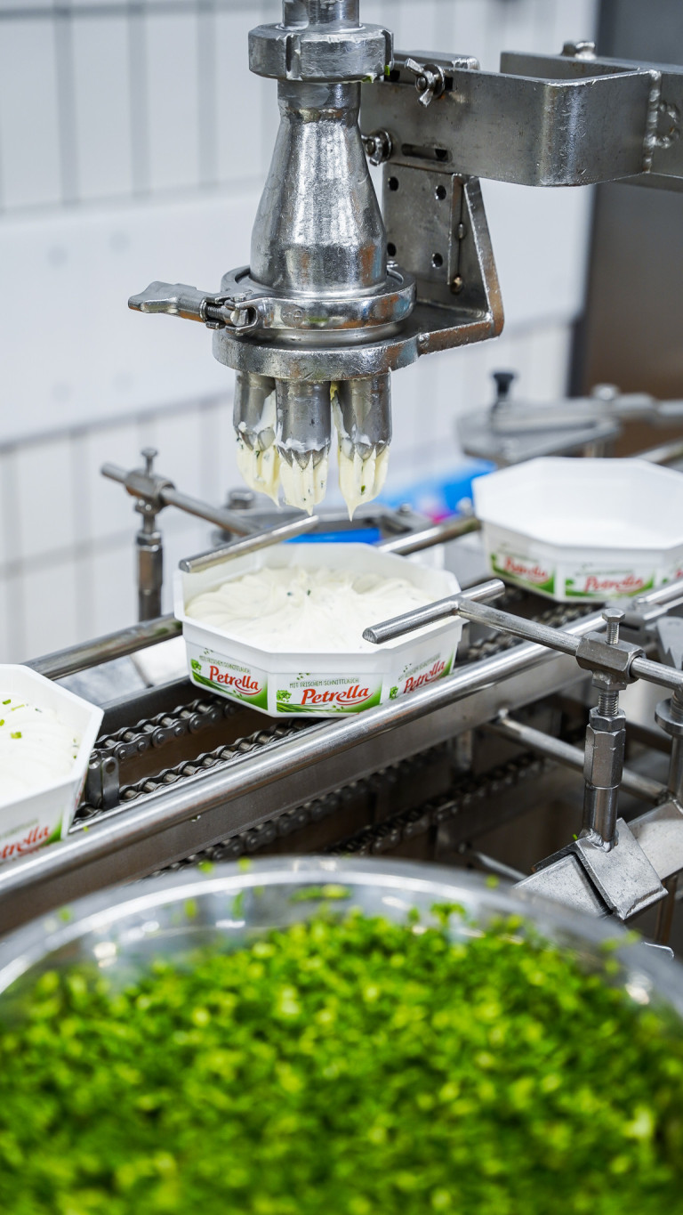 Herstellung von Petrella Frischkäse mit Schnittlauch in einer Produktionsanlage