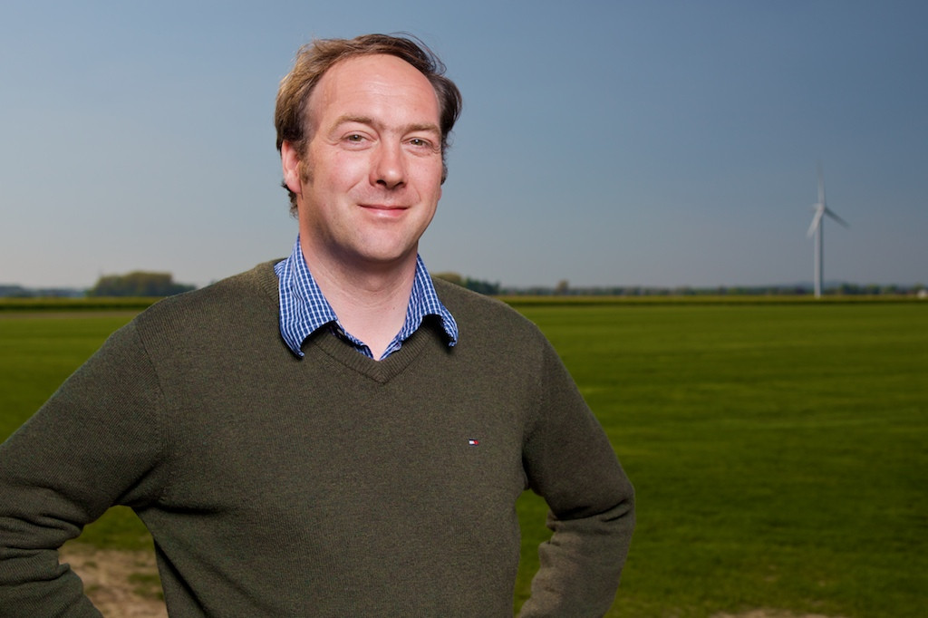 Person steht auf einem Feld, knigge, Etikette, Outdoor