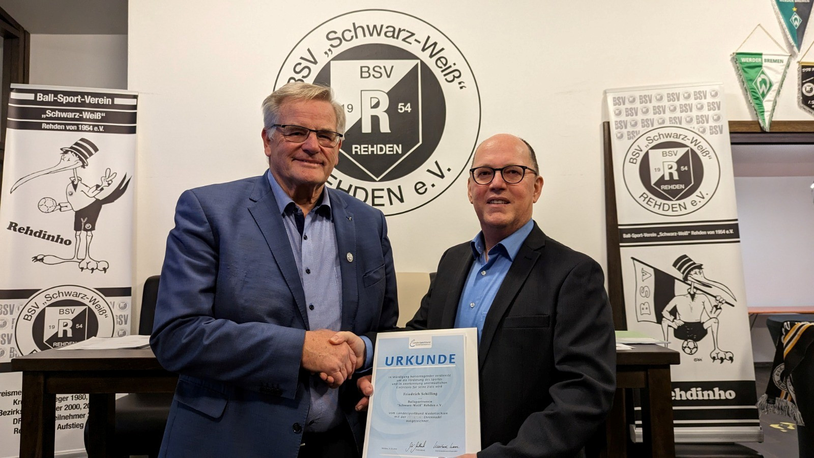 Ehrung von Friedrich Schilling beim BSV Schwarz-Weiß Rehden mit Urkunde