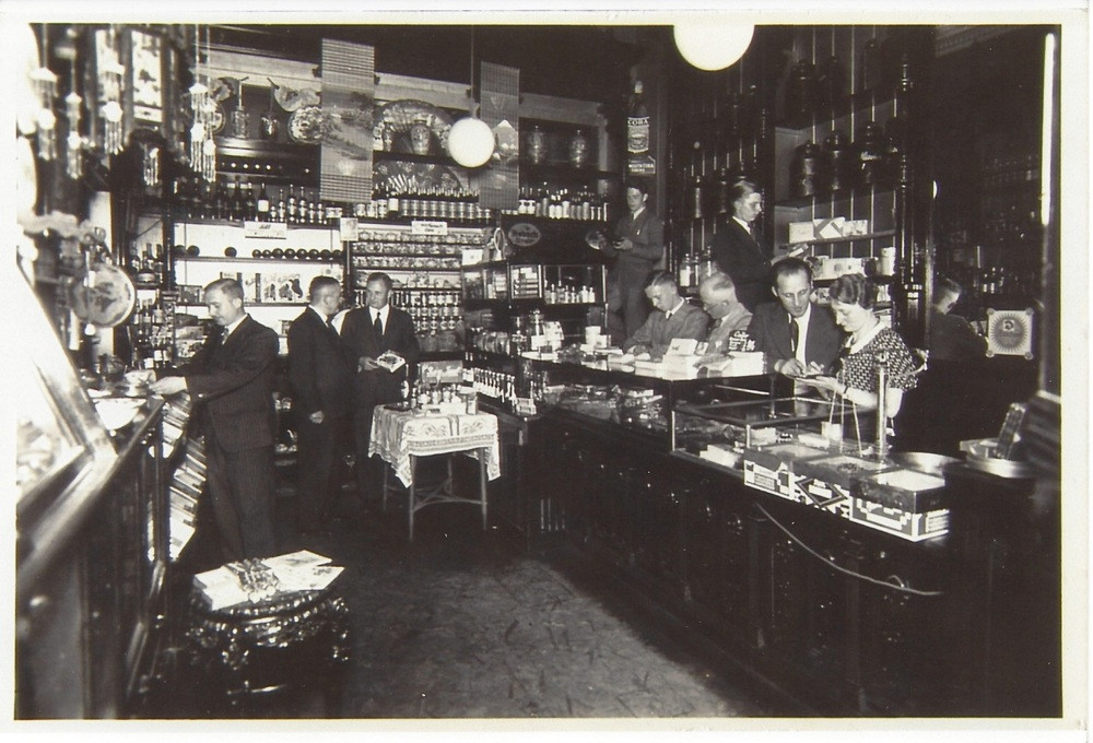 Historisches Foto vom Seeger Geschäft mit Verkaufsraum und Kunden