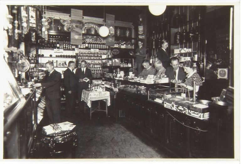 Seeger Geschäft – historischer Verkaufsraum mit Kunden und Waren Historisches Foto vom Seeger Geschäft mit Verkaufsraum und Kunden