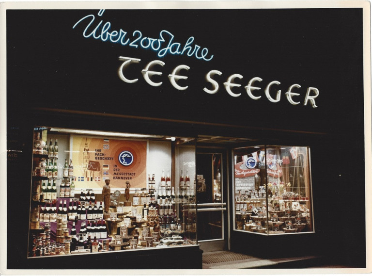 Tee Seeger Geschäft Hannover – über 200 Jahre Tradition, Schaufenster bei Nacht Historisches Schaufenster des Tee Seeger Geschäfts in Hannover bei Nacht, über 200 Jahre Tradition
