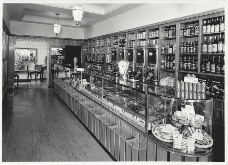 Seeger Laden 1950 – historischer Verkaufsraum mit Warenregalen Historisches Foto des Seeger Ladens im Jahr 1950 mit Verkaufsraum und Warenregalen
