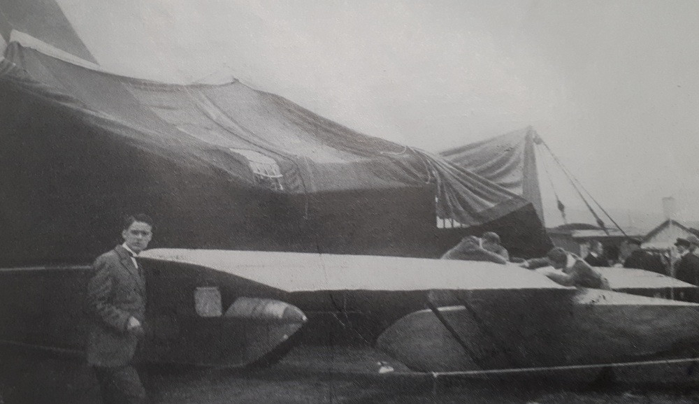 Historisches Foto von Segelflugzeugen und Zelten auf der Wasserkuppe