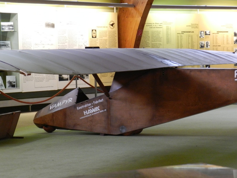 Historisches Segelflugzeug Vampyr der HAWA im Museum, Seitenansicht