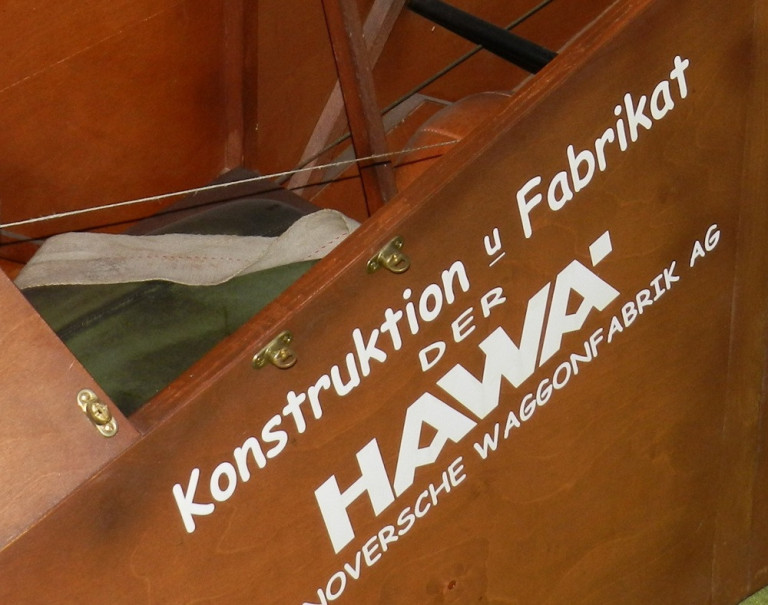 Ausschnitt des Segelflugzeugs Vampyr mit HAWA Hannover Waggonfabrik Beschriftung