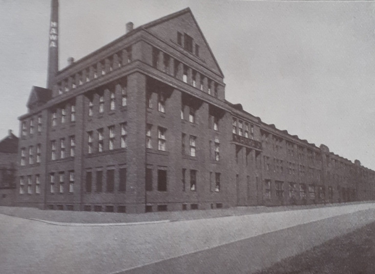 Historisches HAWA Gebäude in schwarz-weiß Ansicht