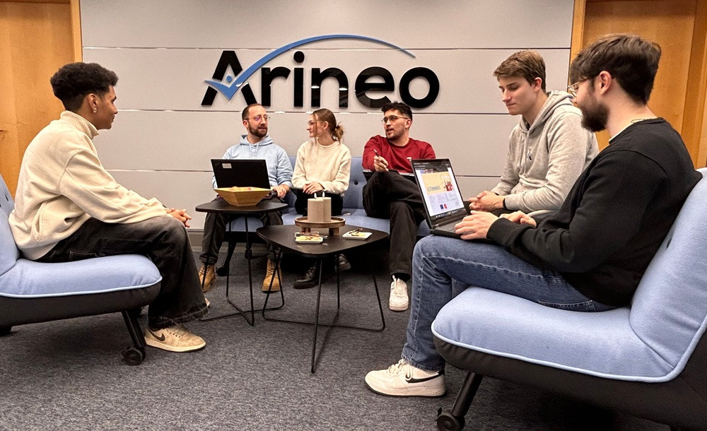 Arineo Azubis bei einer Spendenaktion im Besprechungsraum mit Laptops